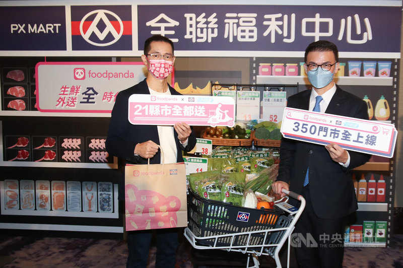 全聯福利中心搶進外送商機,13日宣布再攜手知名外送平台foodpanda,foodpanda總經理方俊強(左)預估上架全聯商品後,將有望創造全年下單業績達新台幣15億元。右為全聯總經理蔡篤昌(右)。中央社記者張新偉攝 111年1月13日