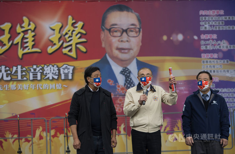 「走過璀璨 懷念經國先生音樂會」13日下午在台北市大安森林公園露天音樂台舉行,退輔會主委馮世寬(中)登台致詞,感念故總統蔣經國對台灣的貢獻。中央社記者謝佳璋攝 111年1月13日
