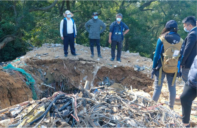 馬祖南、北竿部分地區遭惡意堆置廢棄物,釀環境污染。連江地方檢察署12日在4處地點查獲違法情形,循線傳喚14名涉案者到案訊問,依法偵辦。(連江地方檢察署提供)中央社記者邱筠馬祖傳真 111年1月13日