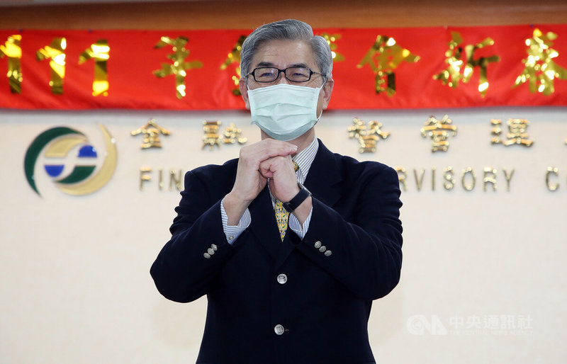 金管會13日舉行2022年新春記者會,主委黃天牧率各局首長出席,說明新年度展望,同時也向大家賀年。中央社記者郭日曉攝 111年1月13日