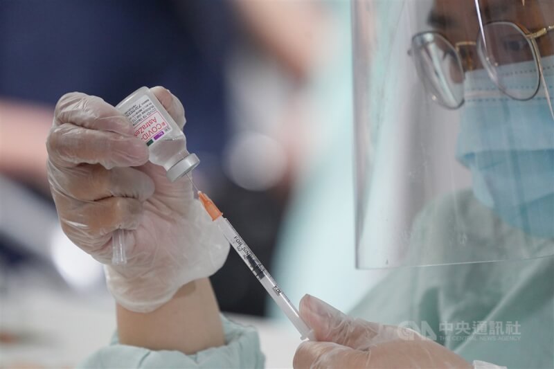 英國藥廠阿斯特捷利康表示,AZ疫苗作為抗疫追加劑,對Omircron等變異病毒都產生較大的抗體反應。(中央社檔案照片)