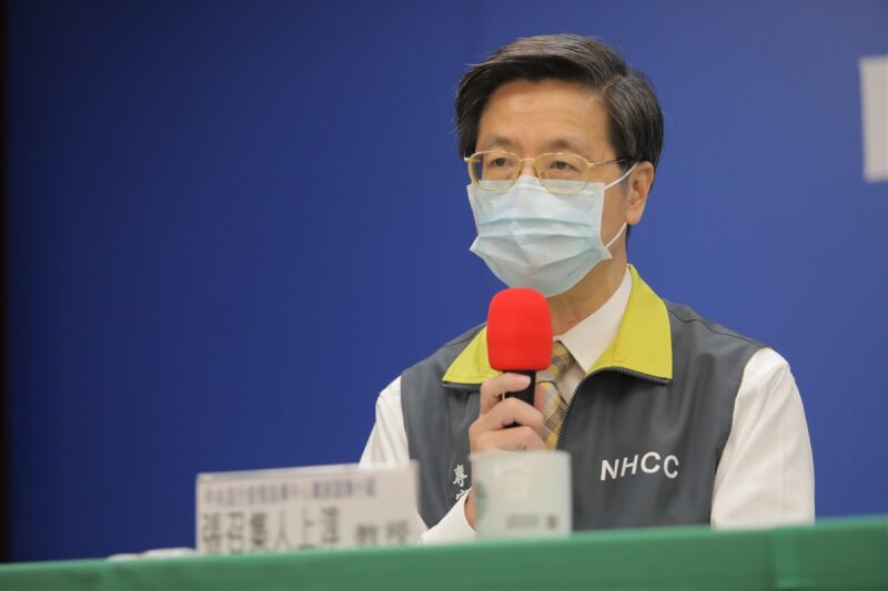 對於北市聯合醫院中興院區及仁愛院區都出現專責病房護理師確診事件,張上淳表示,指揮中心研判病室傳染風險小,要求醫院檢討防護裝備穿脫。(指揮中心提供)