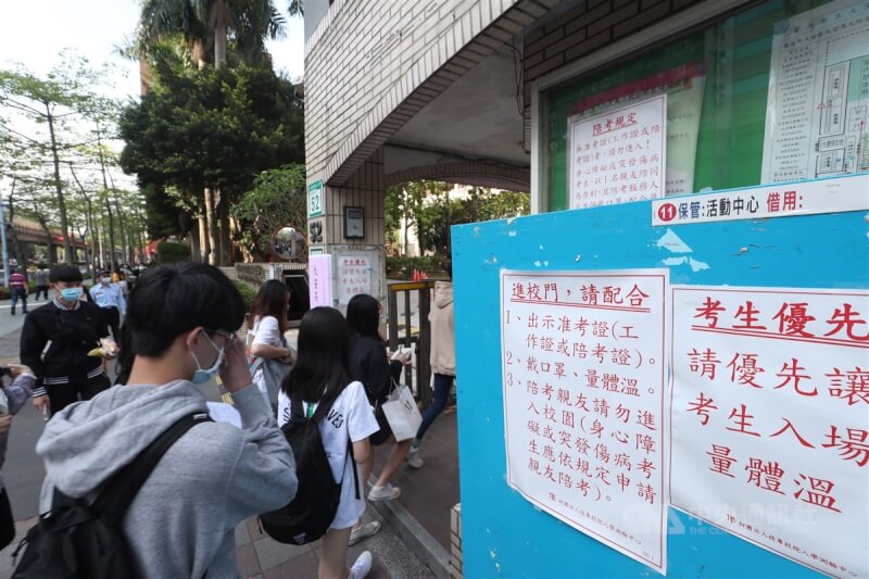 教育部長潘文忠13日重申,已採取最高規格防疫措施,學測按原計畫在本月21日至23日舉行。(中央社檔案照片)