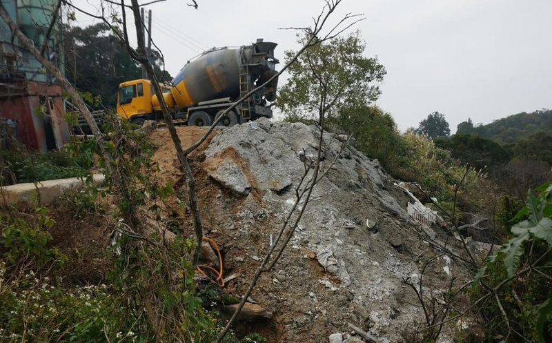 連江地方檢察署12日指揮專案小組,前往南竿、北竿4處違法堆置處理廢棄物地點搜索調查,其中一處發現許多水泥塊傾倒在周邊環境,造成污染、影響生態。(連江地方檢察署提供)中央社記者邱筠馬祖傳真 111年1月13日