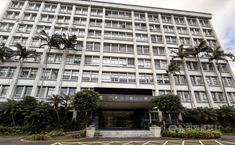 財政部表示,位於北市愛國西路舊址的財政大樓今招標進行結構補強,預計2023年6月完工,可再多使用10年以上,規劃作為各機關原辦公廳舍改建時的中繼辦公室。中央社記者吳佳蓉攝 111年1月13日