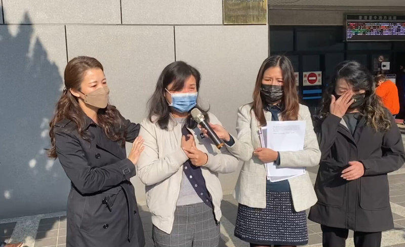 台中市7歲黃姓男童110年間上柔道課遭重摔昏迷,住院70天不治。台中地方法院13日開庭審理,男童母親(左2)希望法律能夠還給她公道。(民眾提供)中央社記者趙麗妍傳真 111年1月13日
