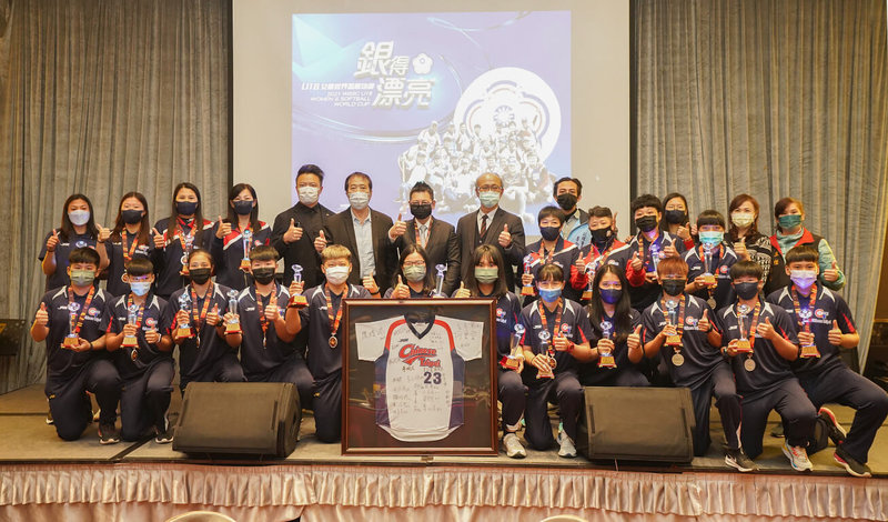 U18世界盃女子壘球賽台灣隊110年底遠赴秘魯比賽,預賽奪下6連勝一路殺進決賽,可惜最終不敵美國,但也拿下銀牌好成績,為台灣史上最佳。中華民國壘球協會13日特別舉辦頒獎典禮暨慶功宴,勉勵台灣小將。(中華民國壘球協會提供)中央社記者楊啟芳傳真 111年1月13日