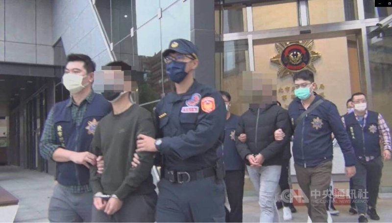 以竹聯幫明仁會成員陳姓男子(前排中)為首的犯罪集團,涉嫌於夜店尋找被害人後再誘騙詐賭,以及凌虐毆打和拍裸照逼迫被害人簽本票還債,北市警方獲報追查,發動3波掃蕩行動逮8嫌送辦。(翻攝照片)中央社記者黃麗芸傳真 111年1月13日