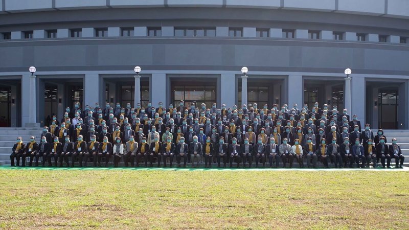 111年全國大專校院校長會議13日在雲林科技大學舉行,總統蔡英文(前排中)出席並與各校代表合影。(教育部提供)中央社記者陳至中台北傳真 111年1月13日