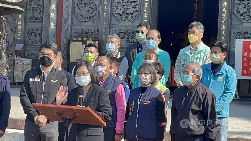 總統蔡英文(前左2)13日到雲林縣斗六市南聖宮參香,針對近日國內疫情升溫,蔡總統呼籲還沒打滿2劑疫苗及已符合接種第3劑資格的民眾踴躍打疫苗,提升整體免疫力。中央社記者姜宜菁攝 111年1月13日