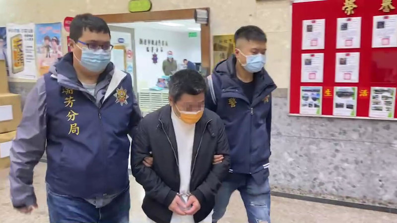 新北市警察局瑞芳分局13日表示,王姓(中)和林姓男子涉嫌竊取堆放在平溪區一處私人土地上共1.2萬公斤鋼材並賤賣,警方12日逮捕2人,詢後依竊盜罪嫌移送基隆地檢署偵辦。(讀者提供)中央社記者王朝鈺傳真 111年1月13日