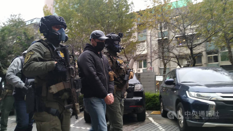 桃園和台南等地去年發生數起擄人勒贖及恐嚇取財案,刑事局循線長期偵蒐,發現竹聯幫弘仁會長林男等人涉有重嫌,12日發動拘提行動逮捕12嫌到案。(翻攝照片)中央社記者黃麗芸傳真 111年1月13日