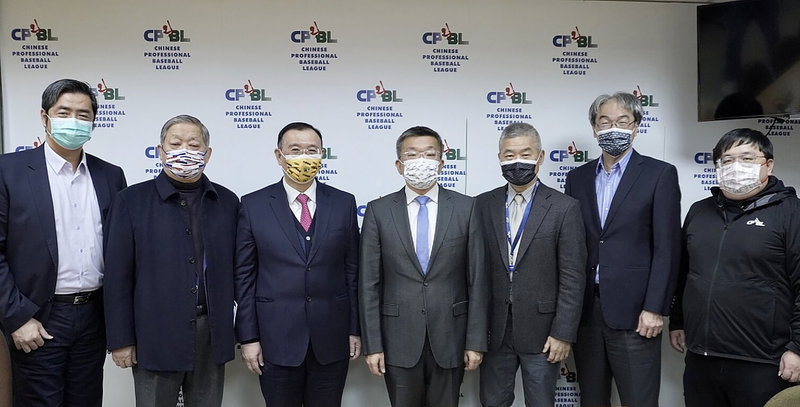 台灣鋼鐵集團12日到中華職棒大聯盟正式拜訪,中職13日表示,台鋼集團確實已來拜訪過會長蔡其昌(中)與聯盟,雙方也就新球隊加盟資訊進行簡報討論,台鋼集團展現高度誠意與興趣,雙方相談甚歡。(中華職棒提供)中央社記者楊啟芳傳真 111年1月13日
