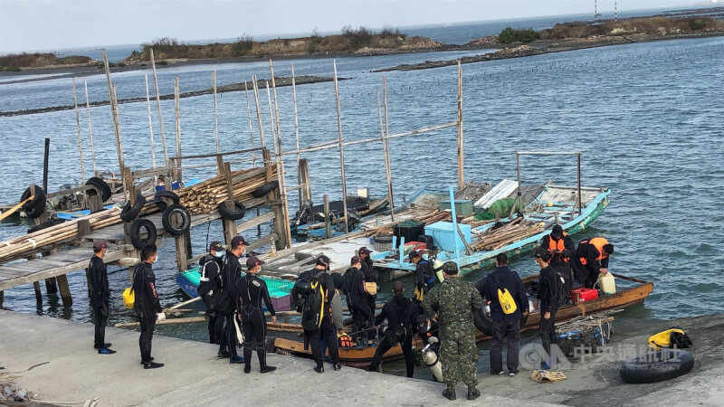 F-16V戰機墜海地點13日上午天氣穩定，且海面上能見度佳，海軍水下部隊集結後準備出海搜救。中央社記者黃國芳攝 111年1月13日