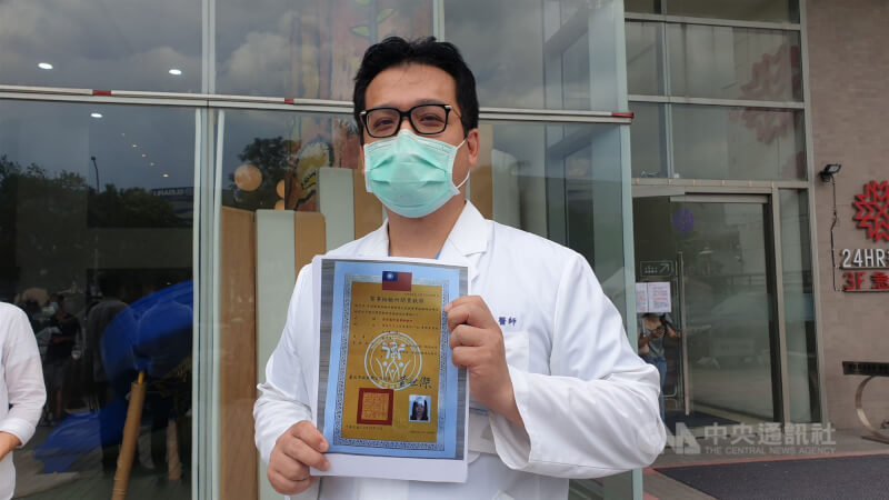 禾馨集團診所疑出具不實診斷證明,讓產婦向保險公司申請醫療給付,涉嫌詐保,檢警13日約談約談集團營運長林思宏(圖)等人說明。(中央社檔案照片)