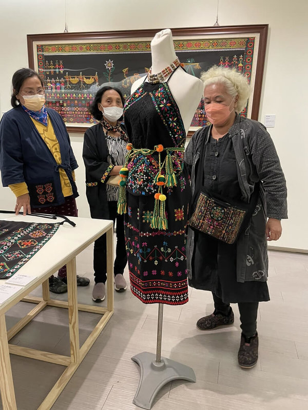 台東縣太麻里鄉排灣族工藝家陳利友妹(右)投身排灣族刺繡工藝保存,是台東首名傳統工藝人間國寶,13日起舉辦「人間國寶陳利友妹排灣族Kinavatjesan傳統刺繡展」,展示多年來精心打造的作品。(台東縣政府提供)中央社記者張祈傳真 111年1月13日