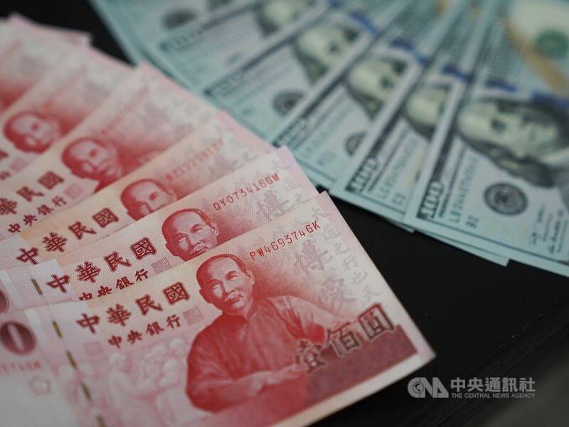 新台幣兌美元13日中午暫收27.663元,升0.5分。(中央社檔案照片)
