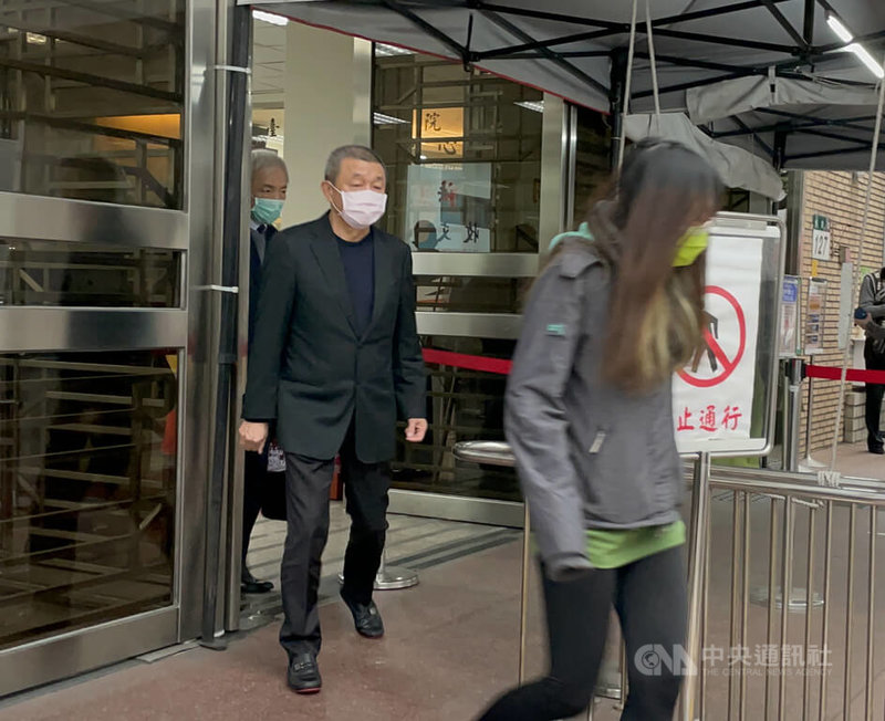 前力麒建設董事長郭銓慶(右2)被控在前總統陳水扁國務機要費及南港展覽館案涉嫌洗錢,台灣高等法院更二審13日開庭,辯護人主張郭銓慶自白犯行,且在偵查期間供出重要案情,應適用證人保護法規定,請求判處免刑。圖為郭銓慶庭後步出法院。中央社記者劉世怡攝 111年1月13日