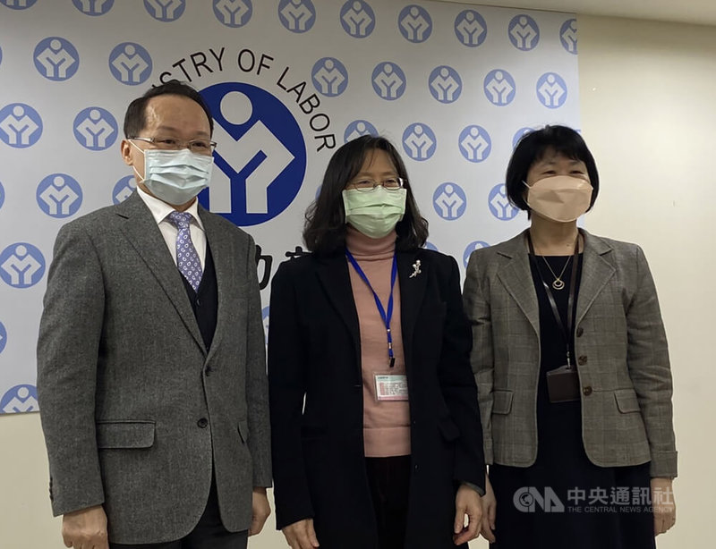 勞動部14日公布最新勞工保險精算報告,由勞動保險司長陳美女(中)、勞工保險局長鄧明斌(左)及勞保基金運用局長蘇郁卿(右)說明,報告指出基金累積餘額轉為負值年度是2028年,較上次精算延後2年,潛藏負債則為新台幣11.05兆元。中央社記者吳欣紜攝 111年1月14日
