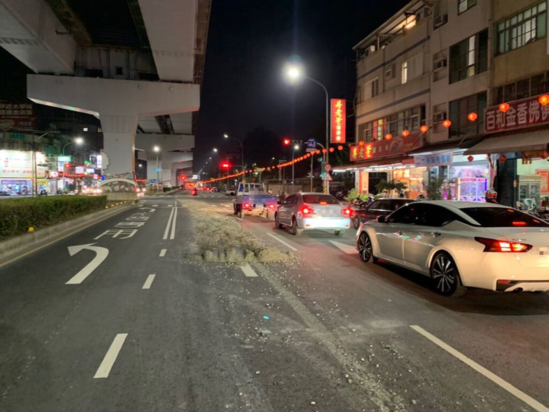 高雄41歲張姓男子13日晚間駕駛砂石車前往左營,疑因後車斗故障,在楠梓科學產業園區一帶沿途溢漏泥沙長達1.2公里,警方隨即進行交管。(警方提供)中央社記者曾以寧傳真 111年1月14日