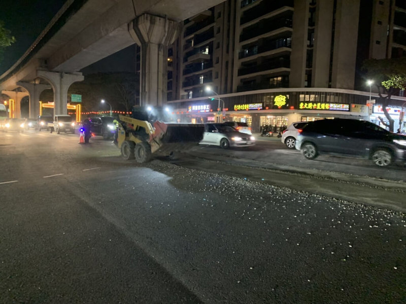高雄41歲張姓男子13日駕駛砂石車前往左營,疑因後車斗故障,在楠梓科學產業園區一帶沿途溢漏泥沙長達1.2公里,直到晚間9時30分才完成清理,解除近4個小時的交通管制。(警方提供)中央社記者曾以寧傳真 111年1月14日
