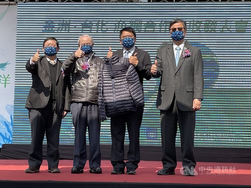 台化、金洲14日舉辦「漁網合作回收發表會」,台化總經理呂文進(左1)、台化董事長洪福源(左2)、屏東縣長潘孟安(右2)與金洲董事長陳加仁(右1)等人均出席活動。中央社記者蔡芃敏攝 111年1月14日