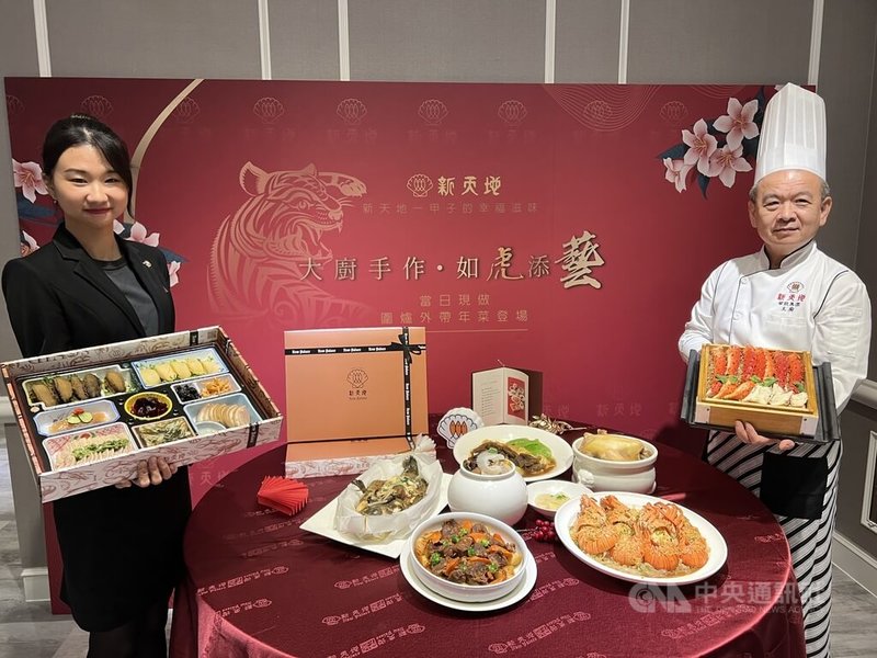 國內出現COVID-19群聚案,台中市餐飲業者14日表示,農曆春節將屆,近日外帶年菜湧入更多詢問及訂單,外帶年菜可望比2021年成長5成。中央社記者郝雪卿攝 111年1月14日