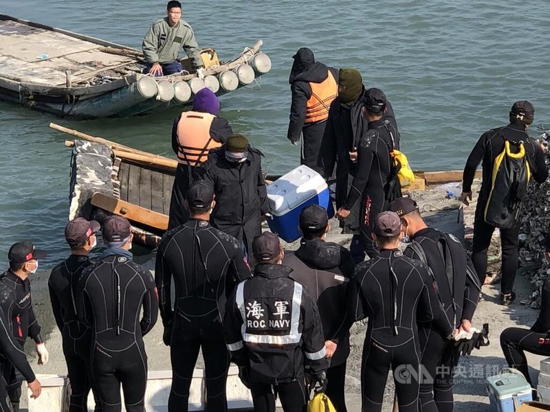 F-16V戰機11日墜海,飛行官陳奕失聯,軍方不放棄任何希望,14日持續進行搜救,搜尋時帶著1個冰桶。中央社記者黃國芳攝 111年1月14日