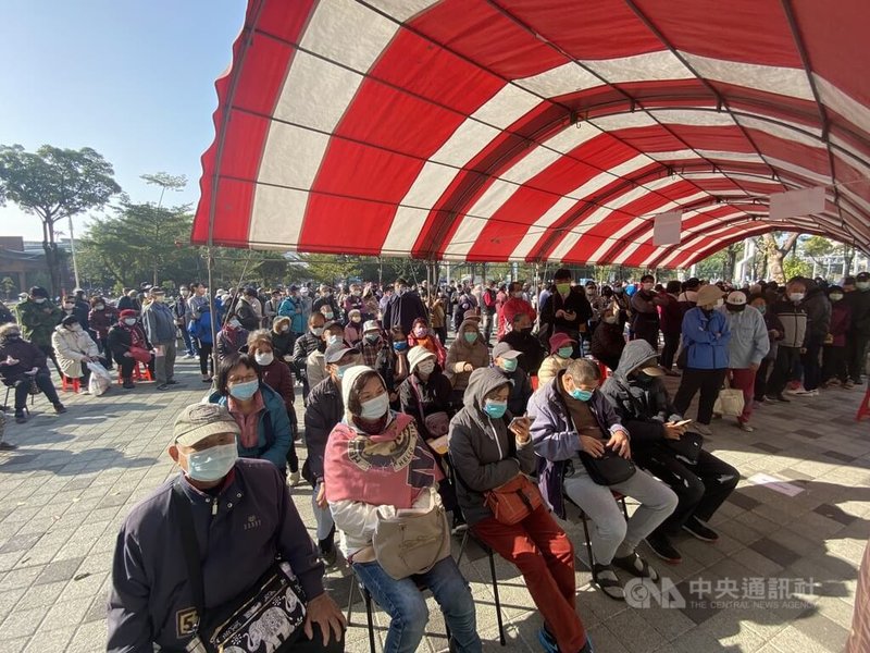 台南市北區和順里活動中心14日開設莫德納疫苗「隨到隨打」服務,吸引逾千人排隊搶打疫苗。中央社記者張榮祥台南攝 111年1月14日