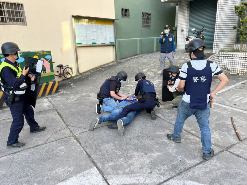 屏東縣里港鄉公所將於16日發放現金1000元的振興經濟消費金,里港警分局為防制重大刑案發生,14日在里港鄉農會執行金融機構防搶演練,提升員警及行員遇案時的臨機應變能力。(里港警分局提供)中央社記者郭芷瑄傳真 111年1月14日