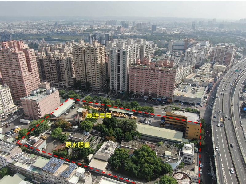 高雄市政府14日舉行「左營區機關用地(機20)」都市更新招商說明會,都發局指出,基地面積共約1.41公頃,分2單元招商;土地原為水肥廠與瀝青廠,現作為養工處養護大隊與環保局辦公使用,100%屬公有地,並已審議通過都市計畫變更案。(高雄市政府提供)中央社記者曾以寧傳真 111年1月14日
