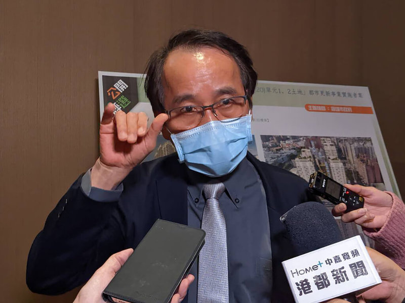 高雄市都發局14日舉辦「左營區機關用地(機20)」都市更新招商說明會,副市長林欽榮到場表示,最近高科技廠接連宣布進駐中油煉油廠、橋科、仁武園區等地,台積電也將進駐高雄,預計半導體S廊帶周邊未來6年內將有4萬戶房屋需求,因此希望盡快辦理招商。中央社記者曾以寧攝 111年1月14日