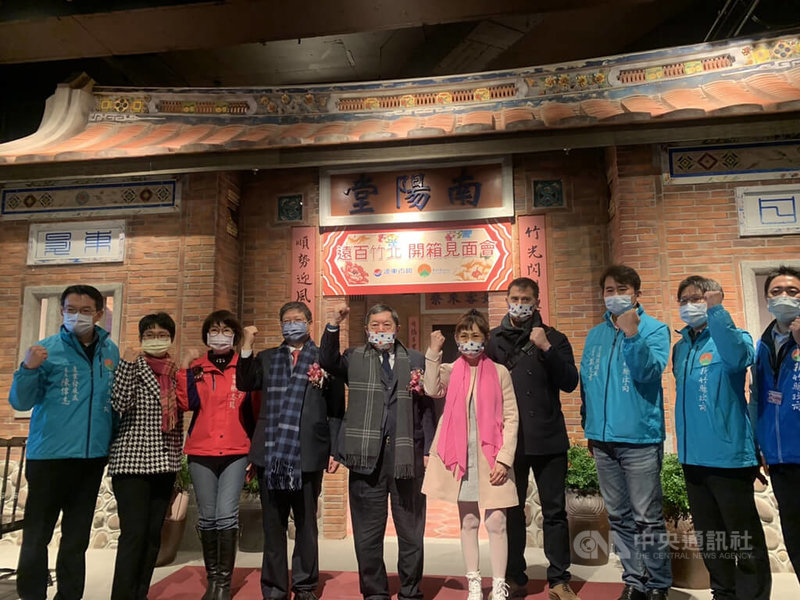 新竹縣首座大型購物商場「遠東百貨竹北店」14日試營運,場內布置結合客家文化特色,新竹縣長楊文科(左4)、遠東集團董事長徐旭東(左5)等人出席。中央社記者郭宣彣攝 111年1月14日
