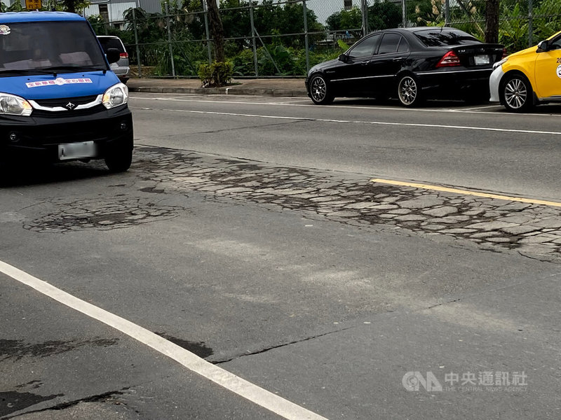 新北市中和區莒光路路面破損、龜裂頻傳,恐影響交通安全,有民眾表示,每天往來莒光路,路面經常破損,或是大雨過後凹陷、坑洞,甚至整條路龜裂,開車、騎車常要避開坑洞,以免滑倒。中央社記者黃旭昇新北市攝 111年1月14日
