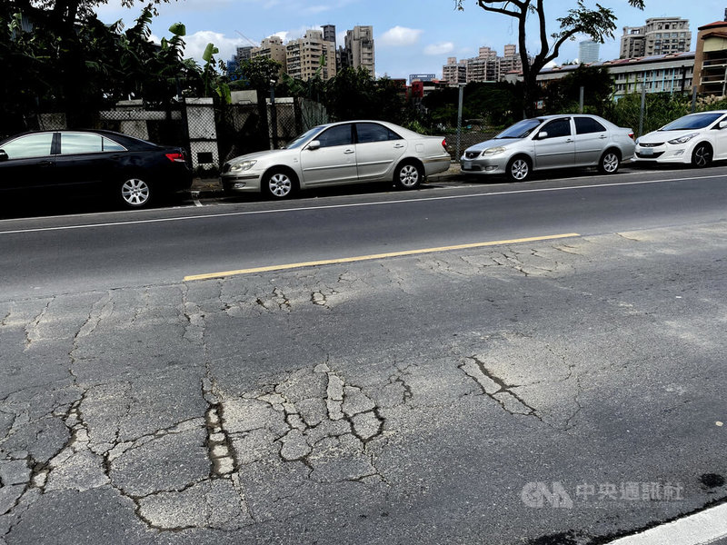 有新北市民通報中和莒光路道路破損龜裂需修補,收到市府回函稱「以方正方式修補路面」,但實際上根本沒有動工。區公所人員14日表示,通報案都會發交維護廠商處理,「應該是廠商並未確實施工與虛偽回報」,區公所會儘速了解。中央社記者黃旭昇新北市攝 111年1月14日