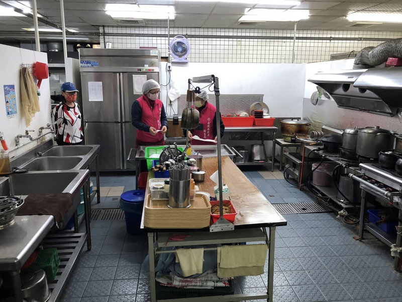 暨南大學疑發生學生食物中毒事件,南投縣衛生局14日表示,食品科人員上午已到疑似出問題的餐廳稽查取樣,下午將腹瀉學生排泄物、餐廳食物及水質檢體送驗,檢驗結果最快一週後出爐。(南投縣政府提供)中央社記者吳哲豪傳真 111年1月14日