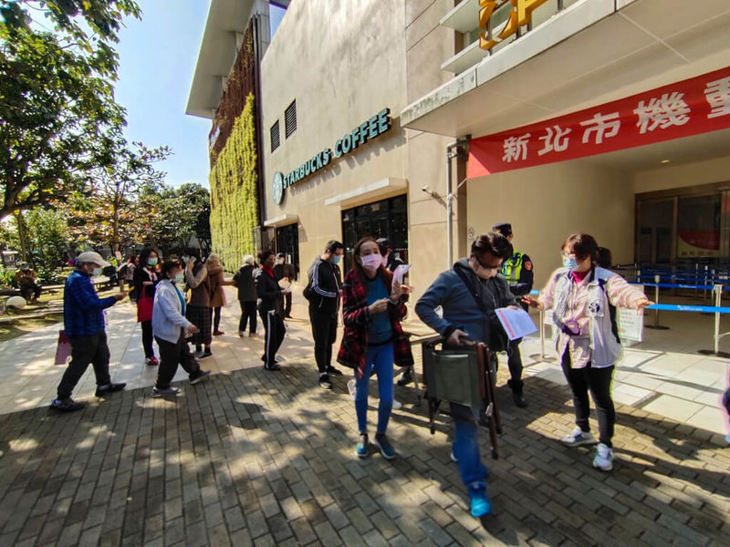 新北市3處COVID-19機動疫苗接種站14日下午同步開打,至晚間8時許,3處共接種2100人次,過程順利。圖為林口三井OUTLET接種站下午民眾前往施打疫苗情形。(新北市衛生局提供)中央社記者黃旭昇新北市傳真 111年1月14日