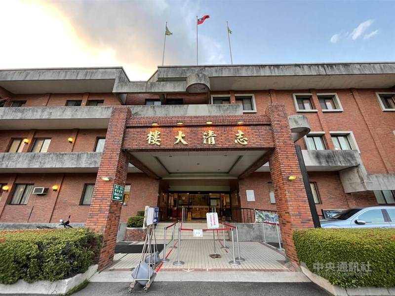 台北市長柯文哲14日表示,15日起劍潭青年活動中心將成為防疫專責旅館,優先收20歲到40歲的無症狀患者,防止輕症及無症狀患者把北市醫療量能擠垮。圖為劍潭青年活動中心志清大樓外觀。中央社記者張新偉攝 111年1月14日