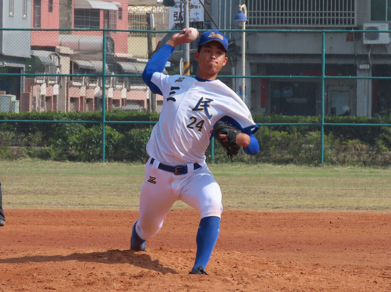 110學年度高中棒球聯賽(木棒組)第2階段賽程14日開打,三民高中先發投手周彥農(圖)完投失2分非責失分,隊友洪敏暘敲出再見安,終場助隊以3比2擊敗彰化藝中。(學生棒球聯盟提供)中央社記者謝靜雯傳真 111年1月14日
