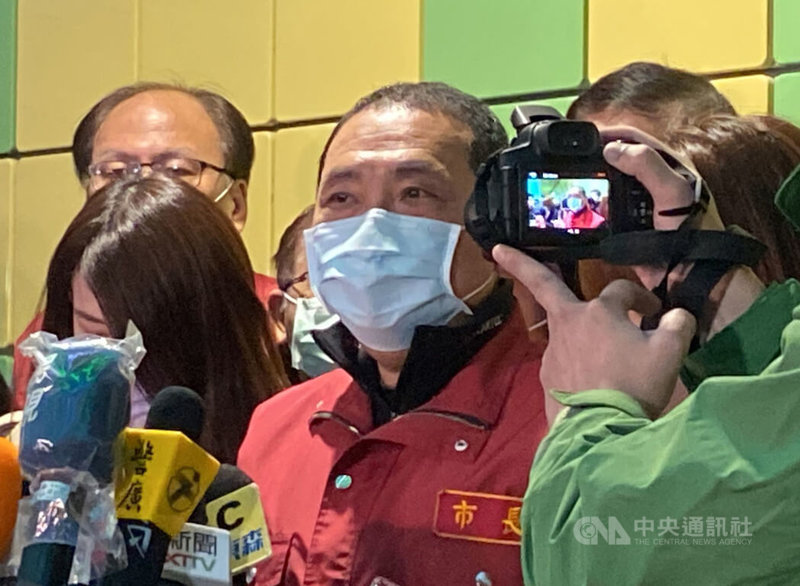 新北市長侯友宜(中)14日針對疫情表示,除擴大精準疫調,也全面戒備做最壞的打算,規劃提升專責病房醫療量能。中央社記者黃旭昇新北攝 111年1月14日