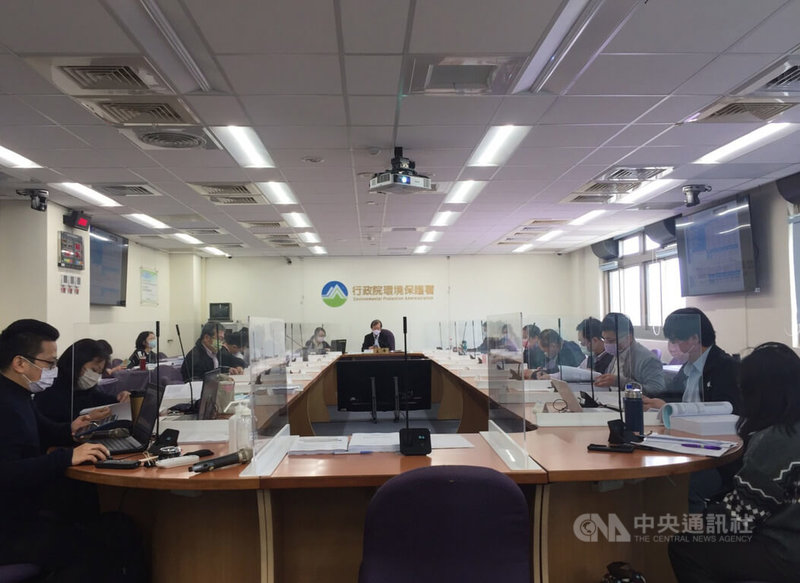 因應台商回流的中埔產業園區開發案,行政院環境保護署14日召開第二次環評初審,考量位處嘉南平原地下水補注地質敏感區,環評委員要求經濟部3月底前,依法補正地質調查與地質安全評估等資料後再審。中央社記者楊淑閔攝 111年1月14日