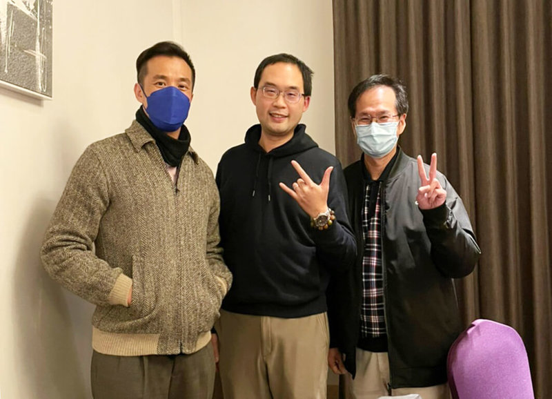 上櫃電商公司創新新零售宣布高層換血,朝獲利目標邁進,圖為新任執行長余適安(右起)、董事長潘奕彰、新任總經理陳韋利。(新零售提供)中央社記者吳家豪傳真 111年1月14日