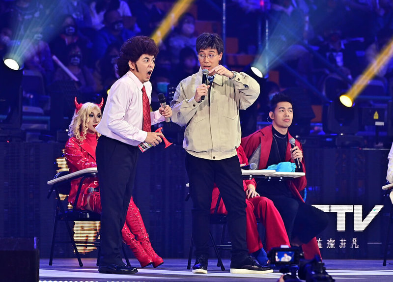 「超級巨星紅白藝能大賞」陪伴觀眾迎接農曆新年,主持人黃子佼(左)化身「龍兄虎弟」主持人張菲,重現經典節目單元「音樂教室」。(台視提供)中央社記者葉冠吟傳真 111年1月14日