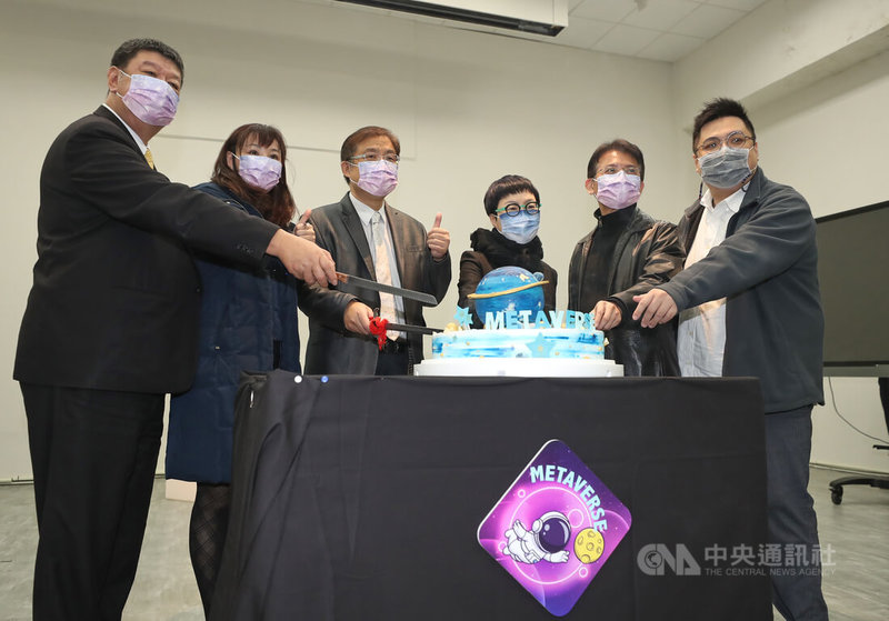 台北科技大學14日在台北舉行「元宇宙XR研發中心」揭幕典禮,文策院董事長丁曉菁(右3)、台北市資訊局長呂新科(右2)等產官學界代表共襄盛舉。中央社記者裴禛攝 111年1月14日