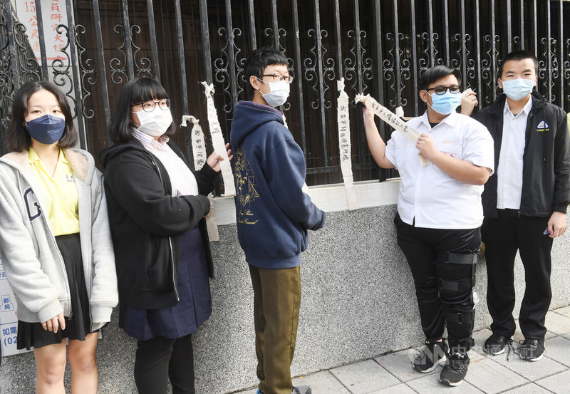 18歲公民權推動聯盟號召10多名高中生及青少年,14日在立法院外召開記者會,並將寫著「我在乎18歲公民權」及「我在乎人權條款入憲」等字樣的布條綁在立院外牆,表達這樣的聲音與意見在這次修憲不缺席。中央社記者施宗暉攝 111年1月14日