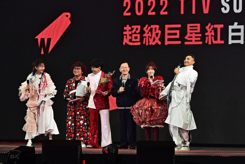 曾主持「藍色蜘蛛網」、「玫瑰瞳鈴眼」的81歲資深新聞人盛竹如(右3)現身2022超級巨星紅白藝能大賞,重現經典口白。(台視提供)中央社記者葉冠吟傳真 111年1月14日