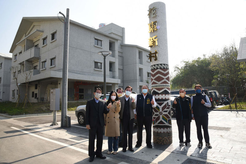 原住民族委員會與台中市政府合作,幫助都會區原住民族群居聚落建立永續新家園,原民會主委夷將.拔路兒(前左3)與台中市副市長陳子敬(前左4)14日前往訪視霧峰區花東新村等2處家屋。中央社記者蘇木春攝 111年1月14日