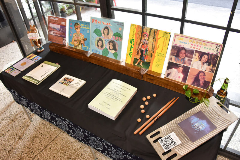 「潮聲探索-台灣山地歌謠的流行年代」系列活動14日起在屏東潮書院登場,其中故事展將以黑膠、卡帶與書籍等,帶領大家走入台灣山地歌謠的世界。(台灣好基金會提供)中央社記者李卉婷傳真 111年1月14日