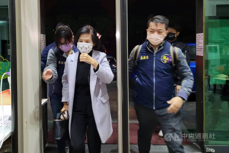 宜蘭縣長林姿妙(前左)13日因案遭廉政署約談,經10多個小時詢問,14日凌晨抵達宜蘭地方檢察署接受進一步偵訊。林姿妙神情疲憊,一語不發。中央社記者沈如峰宜蘭縣攝 111年1月14日
