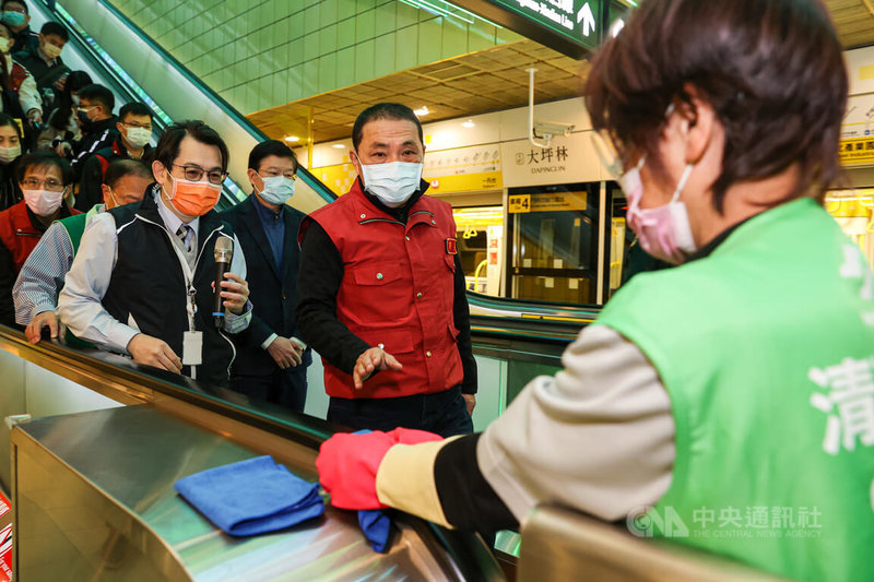 新北市長侯友宜(中)14日上午視察捷運環狀線大坪林站防疫工作,瞭解與旅客關係最密切的車廂、電扶梯等消毒情形,要求所有防疫工作都要確實執行。中央社記者鄭清元攝 111年1月14日
